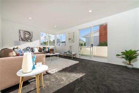 Photo of property in 2/42 Holland Road, Hillcrest, Auckland, 0627