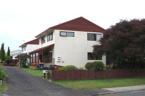 Photo of property in 2/102 Manhattan Heights, Glendene, Auckland, 0602