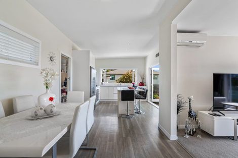 Photo of property in 52 Totara Road, Te Atatu Peninsula, Auckland, 0610