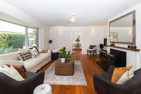 Photo of property in 8 Ladbrokes Place, Fendalton, Christchurch, 8052