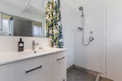 Photo of property in 13 Te Ahuahu Road, Piha, New Lynn, 0772