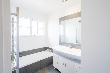 Photo of property in 2 Rosebank Avenue, Kelvin Grove, Palmerston North, 4414