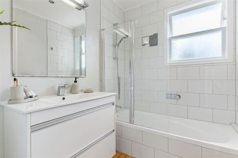 Photo of property in 22 Bayside Avenue, Te Atatu Peninsula, Auckland, 0610