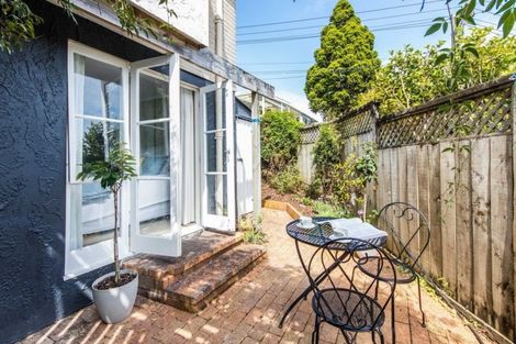 Photo of property in 21 Island Bay Road, Beach Haven, Auckland, 0626