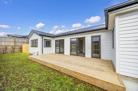Photo of property in 13 Mcindoe Road, Kumeu, 0810