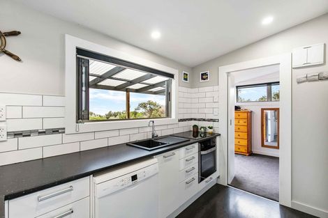 Photo of property in 28 Okoka Road, Omiha, Waiheke Island, 1081