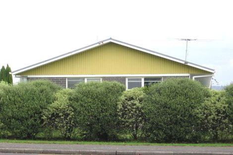 Photo of property in 2/120 Te Atatu Road, Te Atatu South, Auckland, 0610