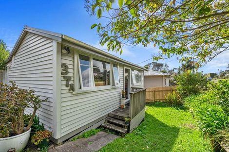 Photo of property in 37 Makiri Street, Helensville, 0800