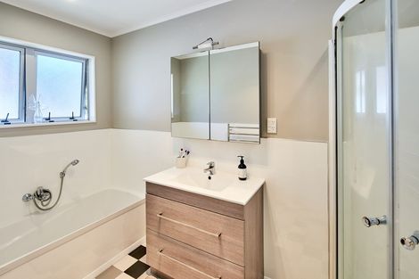 Photo of property in 73 Blue Mountains Road, Pinehaven, Upper Hutt, 5019