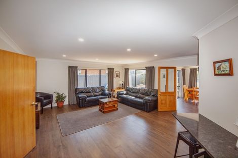 Photo of property in 17 Amesbury Drive, Churton Park, Wellington, 6037