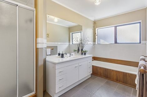 Photo of property in 33 Channing Crescent, Botany Downs, Auckland, 2010