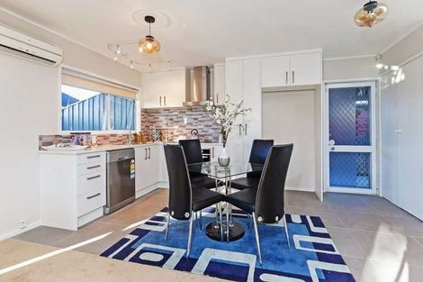 Photo of property in 2 Caspian Close, New Lynn, Auckland, 0600