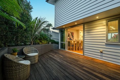Photo of property in 13a Parr Terrace, Castor Bay, Auckland, 0620