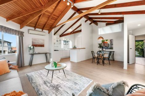 Photo of property in 10 Borrowdace Avenue, Botany Downs, Auckland, 2010