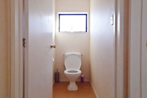 Photo of property in 8a Eske Place, Highland Park, Auckland, 2010