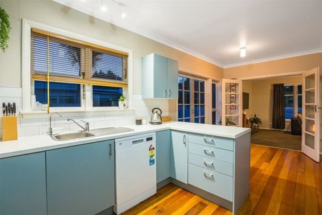Photo of property in 44 Grays Road, Plimmerton, Porirua, 5026