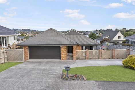 Photo of property in 4 Pinewood Grove, Botany Downs, Auckland, 2010