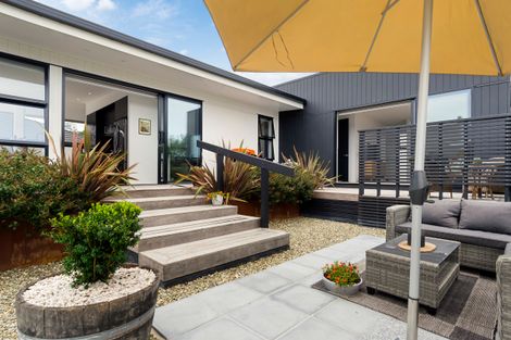 Photo of property in 16 Awanui Crescent, Matakana, 0985