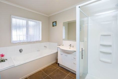 Photo of property in 48 King Charles Drive, Kingsley Heights, Upper Hutt, 5018