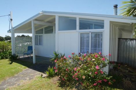 Photo of property in 25 Hemara Street, Waikanae Beach, Waikanae, 5036