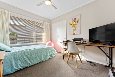 Photo of property in 16 Knightsbridge Drive, Forrest Hill, Auckland, 0620