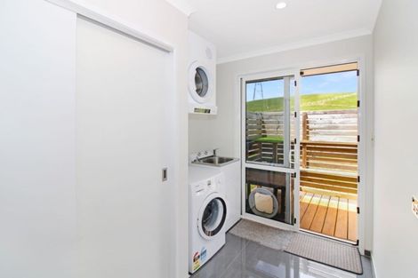 Photo of property in 1 Ongarui Close, Whalers Gate, New Plymouth, 4310