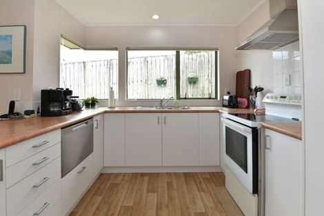 Photo of property in 4b Greta Place, Stanmore Bay, Whangaparaoa, 0932