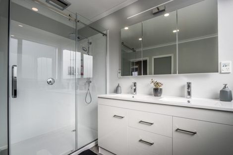 Photo of property in 5 Walton Road, Paraparaumu Beach, Paraparaumu, 5032