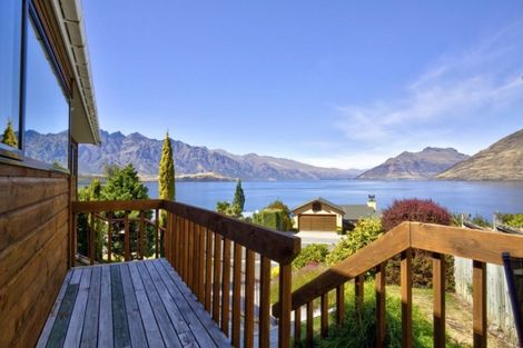 Photo of property in 71 Cedar Drive, Kelvin Heights, Queenstown, 9300