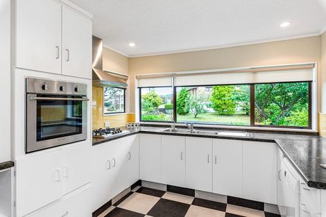 Photo of property in 33 Chilton Drive, Paraparaumu, 5032