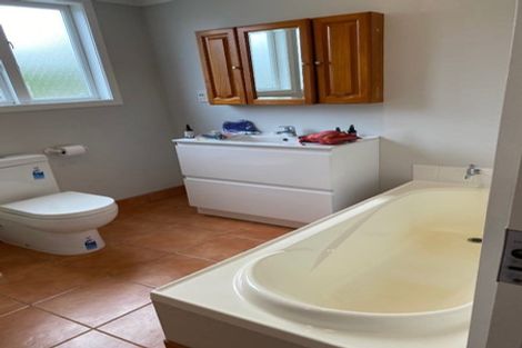 Photo of property in 20 Taipari Road, Te Atatu Peninsula, Auckland, 0610