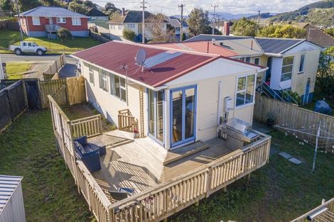 Photo of property in 32 Davidson Crescent, Tawa, Wellington, 5028