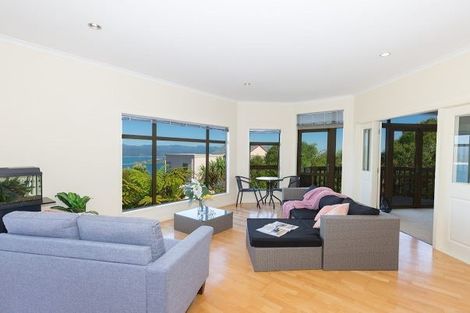 Photo of property in 42 Dress Circle, Newlands, Wellington, 6037
