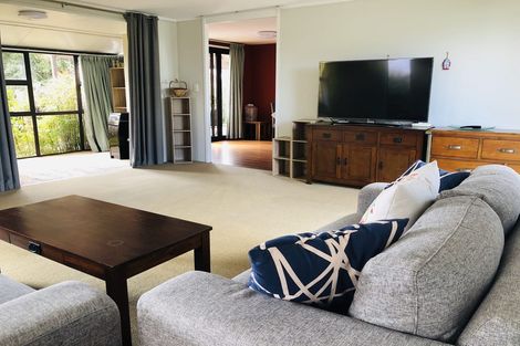 Photo of property in 11 Halldene Terrace, Red Beach, 0932