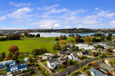 Photo of property in 53 Gilbass Avenue, Hamilton Lake, Hamilton, 3204