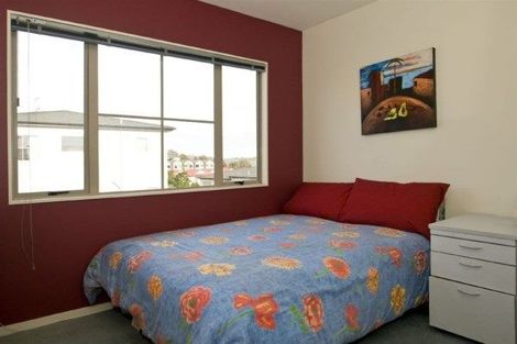 Photo of property in 3/30 Fields Parade, Oteha, Auckland, 0632