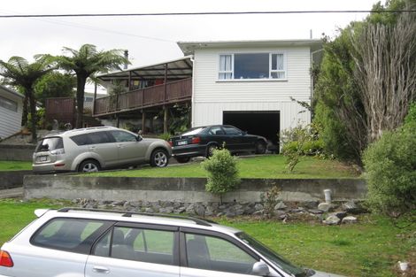 Photo of property in 16 Longcroft Terrace, Newlands, Wellington, 6037