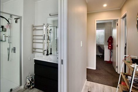 Photo of property in 2a Taipari Road, Te Atatu Peninsula, Auckland, 0610