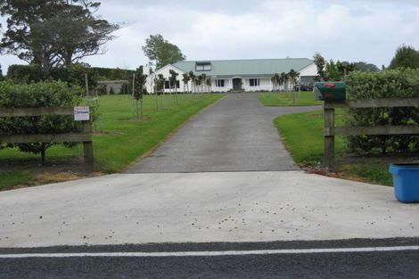Photo of property in 881 Waitakere Road, Kumeu, 0891