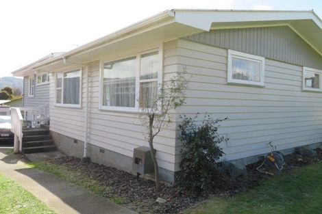 Photo of property in 35 Hillside Drive, Maoribank, Upper Hutt, 5018