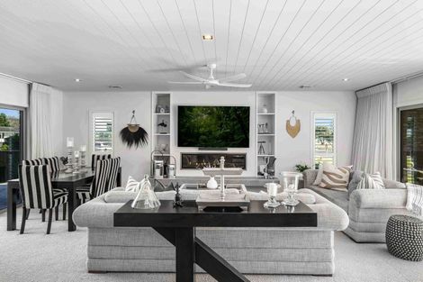 Photo of property in 209 Beach Road, Whangamata, 3620