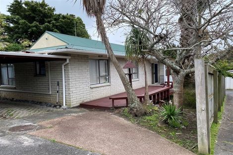 Photo of property in 2/3 Barron Drive, Green Bay, Auckland, 0604