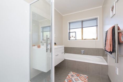 Photo of property in 2/38 Stanniland Street, Sunnyhills, Auckland, 2010