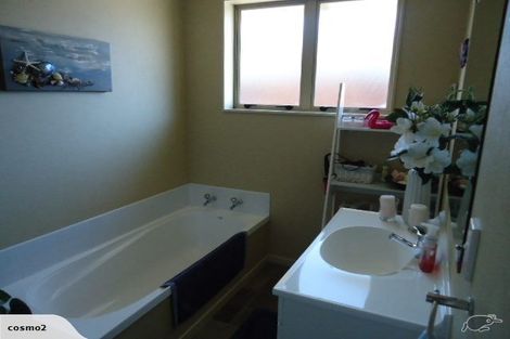 Photo of property in 35 Boston Parade, Kelvin Grove, Palmerston North, 4414