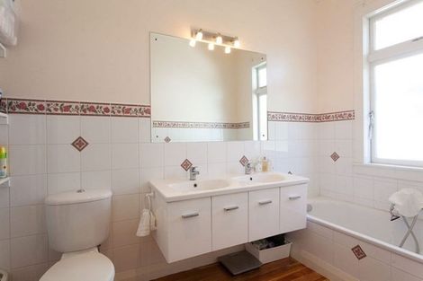 Photo of property in 5 Maungakiekie Avenue, Greenlane, Auckland, 1051