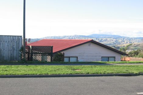 Photo of property in 100 Pikarere Street, Titahi Bay, Porirua, 5022
