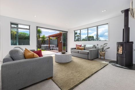 Photo of property in 8 Tiromoana Road, Raumati South, Paraparaumu, 5032