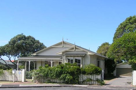Photo of property in 18 Fairfax Avenue, Northcote, Auckland, 0627