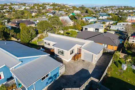 Photo of property in 6b Warrington Grove, Newlands, Wellington, 6037