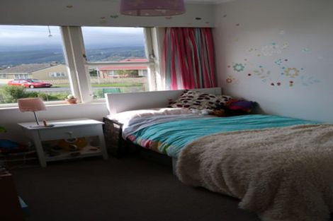 Photo of property in 1 Mckelvey Place, Tawa, Wellington, 5028